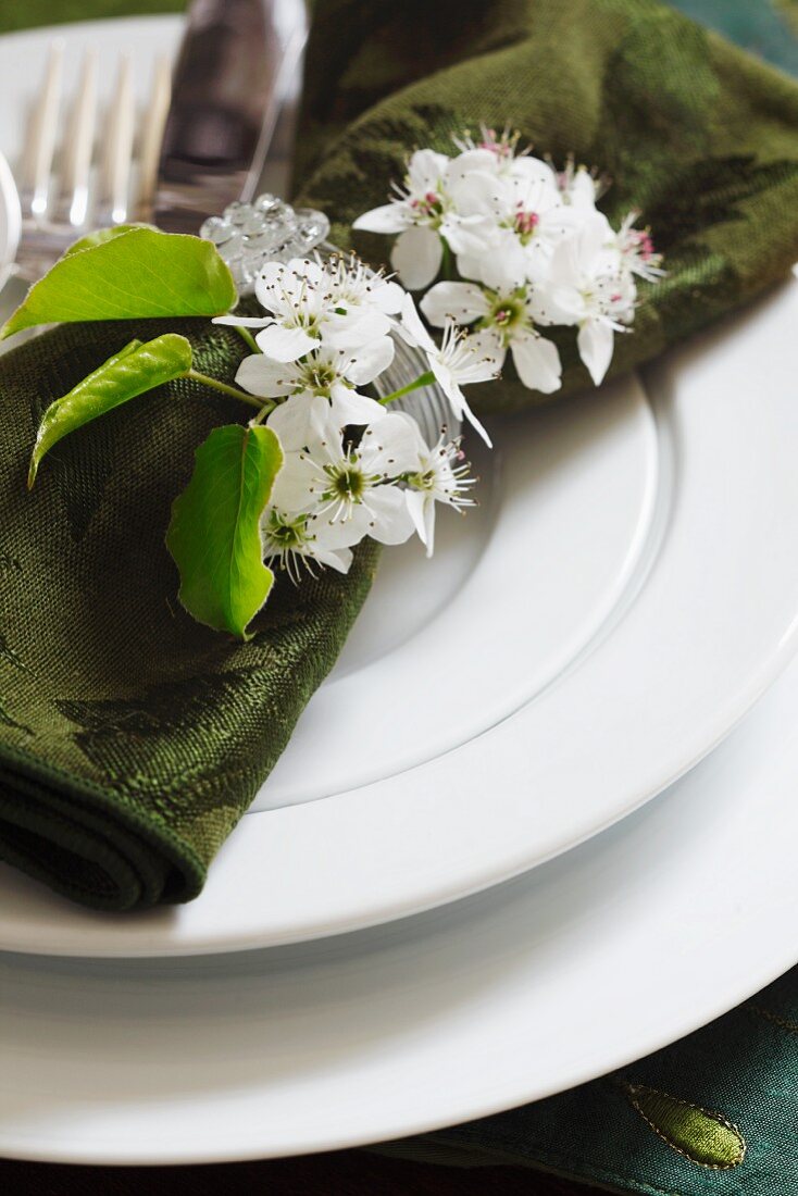 Spring blossom table setting with green napkin