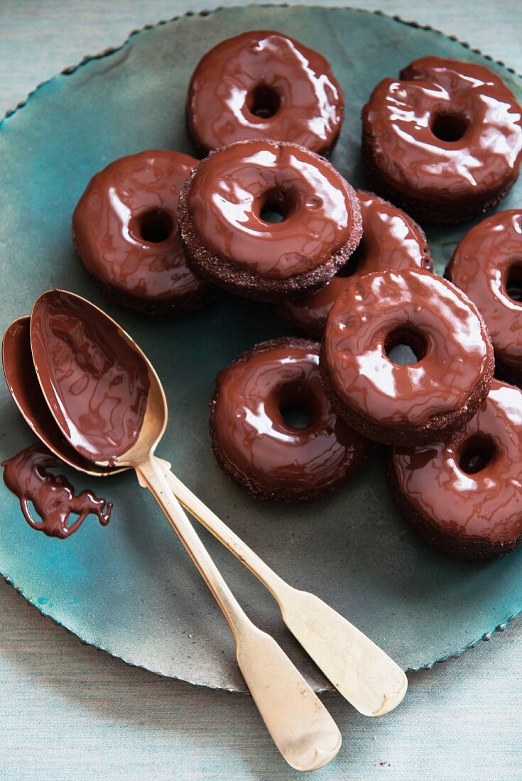 Amaranth-chocolate doughnuts on a plate with a spoon