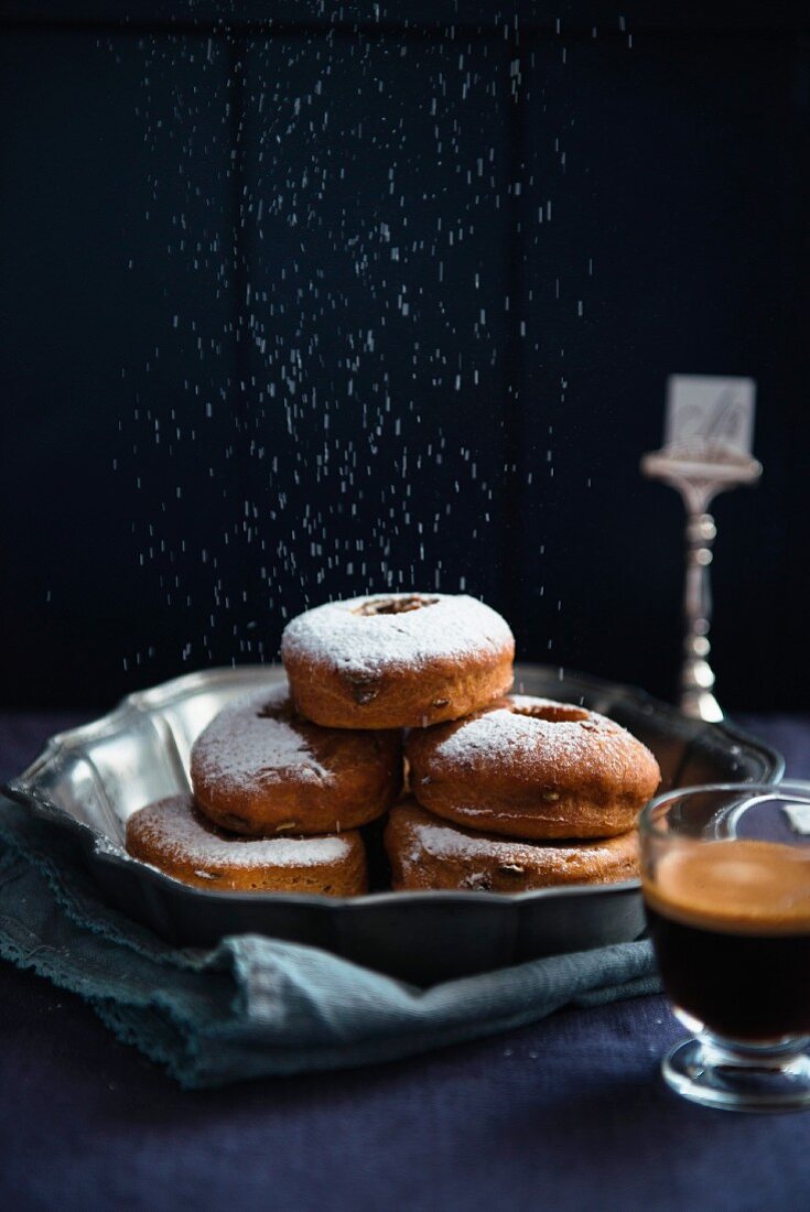 Kürbis-Doughnuts mit Puderzucker, Kaffee