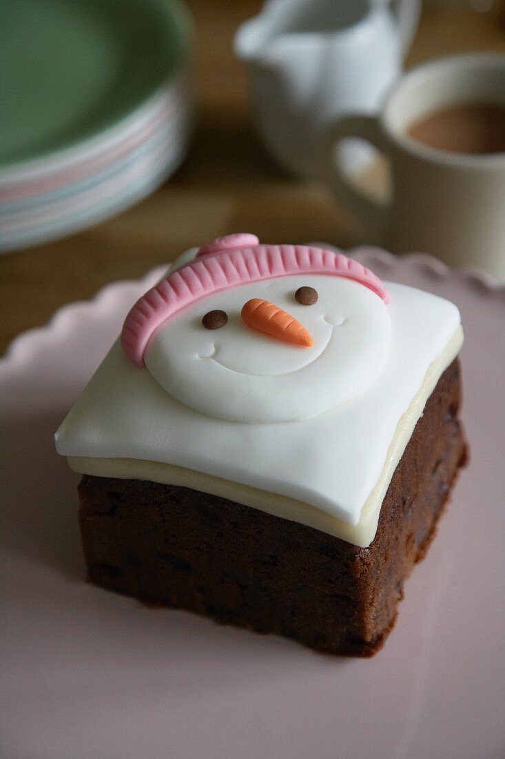 Kleiner Schneemannkuchen zu Weihnachten