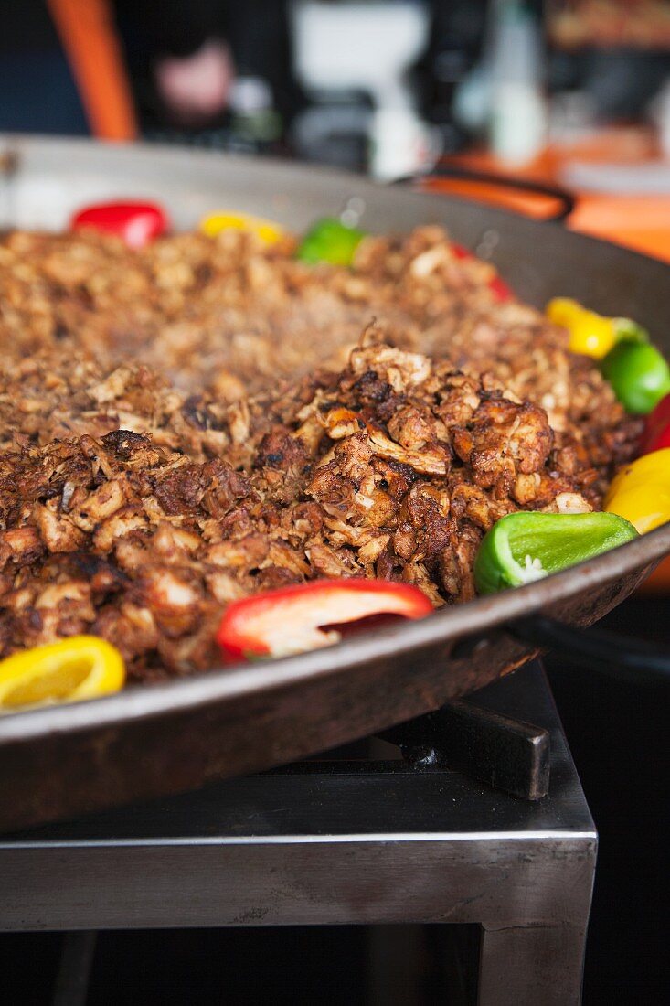 Gyros in Pfanne auf dem Herd im Restaurant