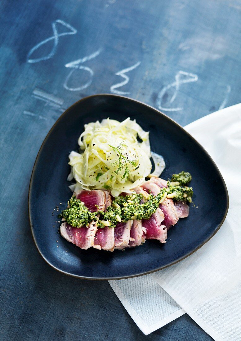 Stir fry tuna with pesto and fennel salad