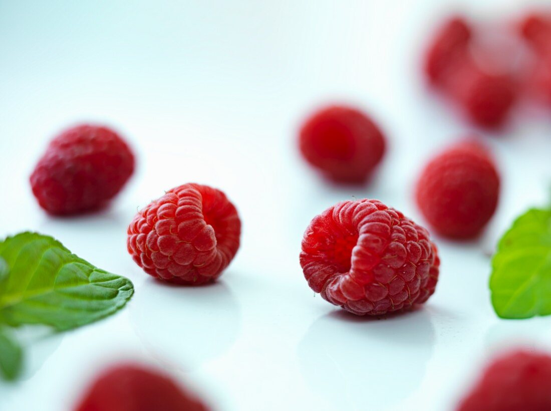 Mehrere Himbeeren mit Blättern