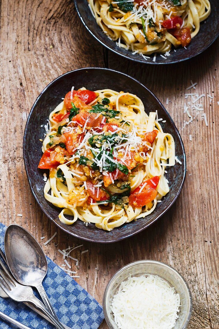 Bandnudeln mit Linsen, Tomaten und Käse