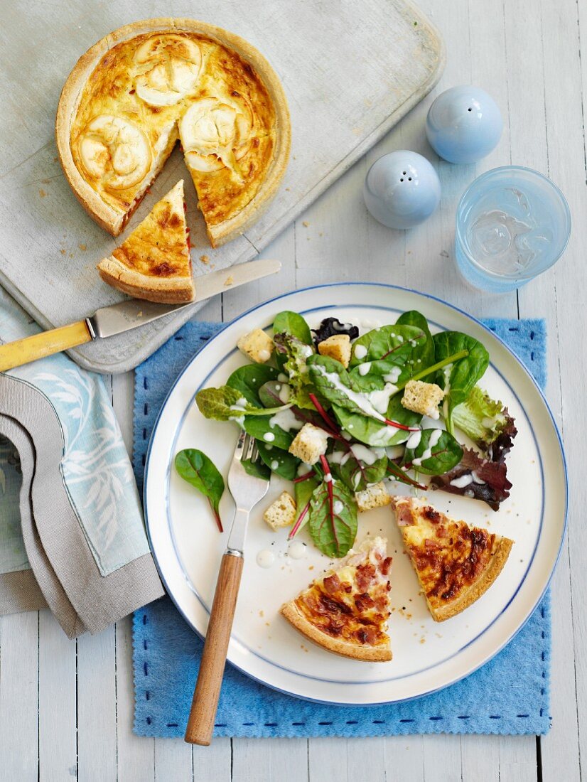 Quiche mit Blattsalat und Croûtons