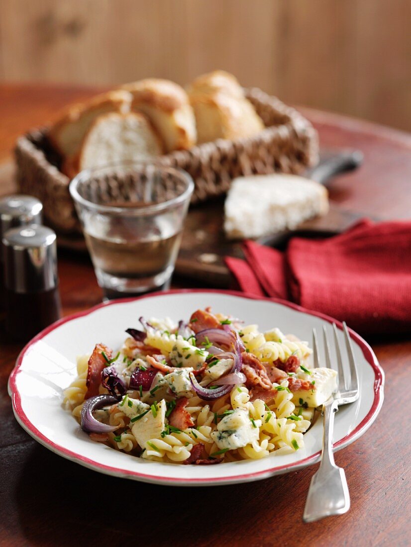Fusilli with blue cheese, bacon and red onions
