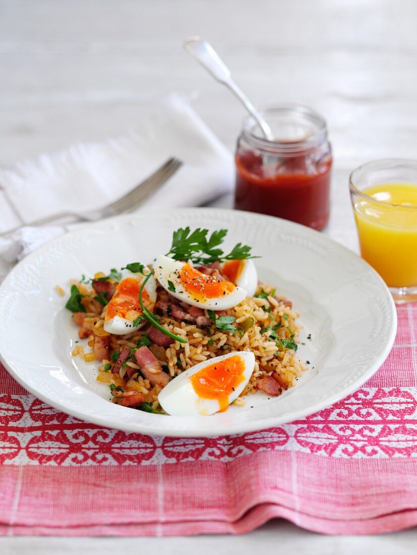 Kedgeree (Reisgericht, England) mit Bacon und Ei