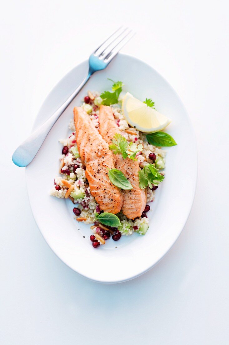 Lachs auf Couscous mit Granatapfelkernen