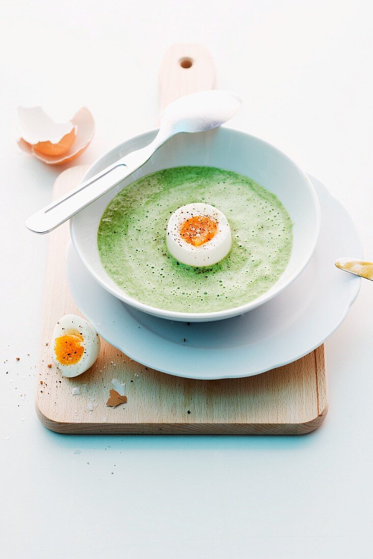 Cream of spinach soup with a boiled egg
