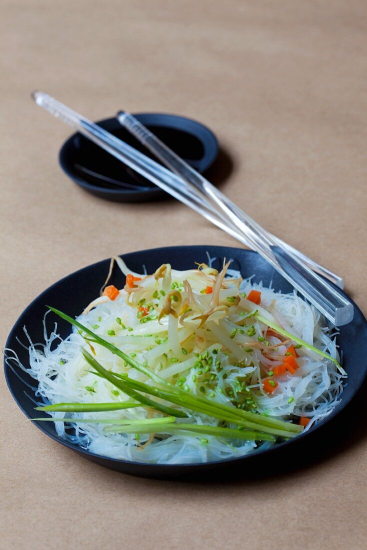 Rice noodles with beansprouts and sesame seeds (Asia)