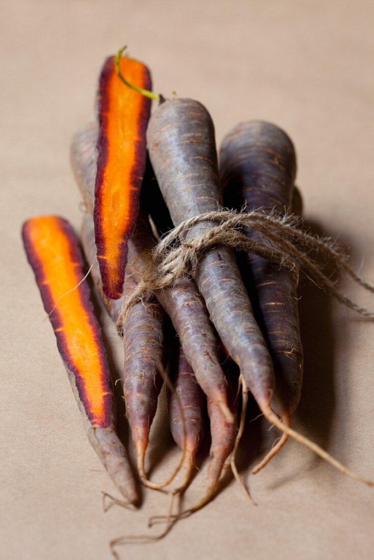 Mehrere violette Karotten, gebündelt