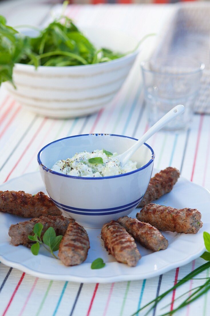 Kebapche mit Feta-Kümmel-Dip