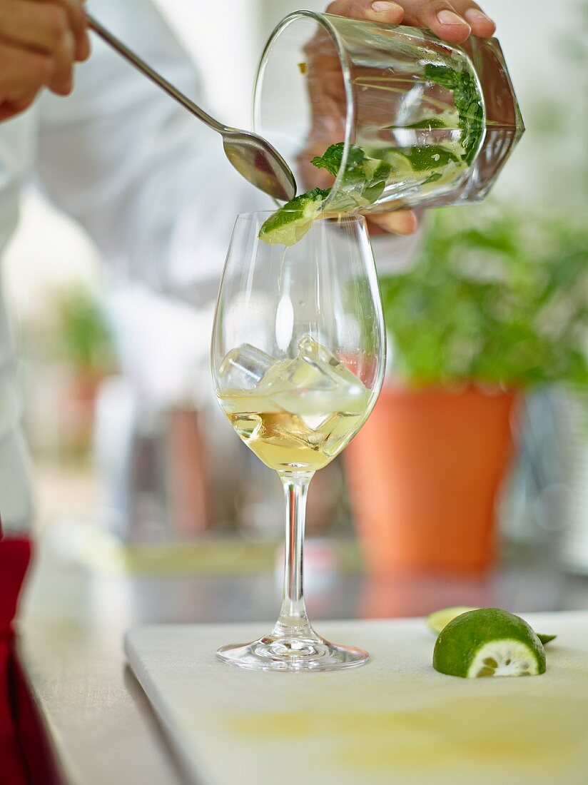 Cocktail Hugo mit Weißwein, Holunderblütensirup und Limette