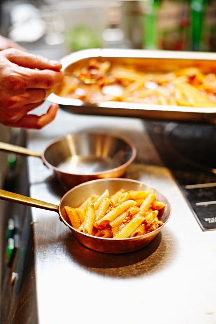 Penne mit Tomatensauce im Restaurant