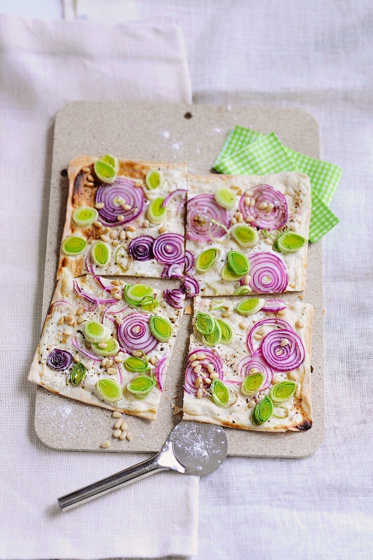Tray-baked pizza with leek and red onions