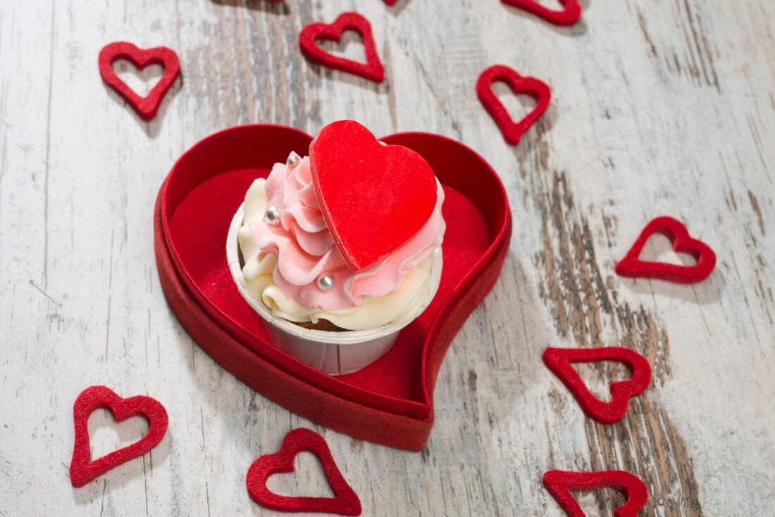 Rosa Cupcake mit roten Herzen