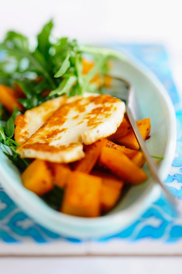 Gebratener Halloumi auf Kürbisgemüse