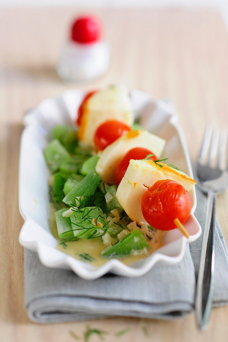 Schmorgurken mit Käse-Tomaten-Spiess