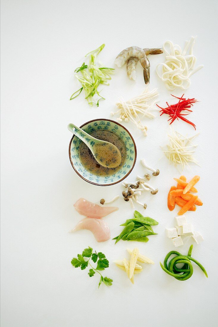 Asiatisches Stillleben mit Suppenschale