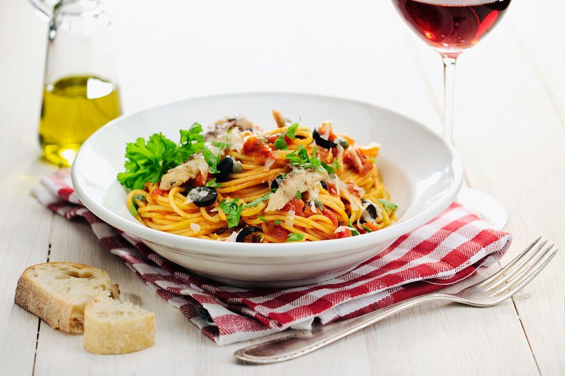 Spaghetti Puttanesca (Tomatensugo mit Zwiebeln, Kapern, schwarzen Oliven und Sardellen)