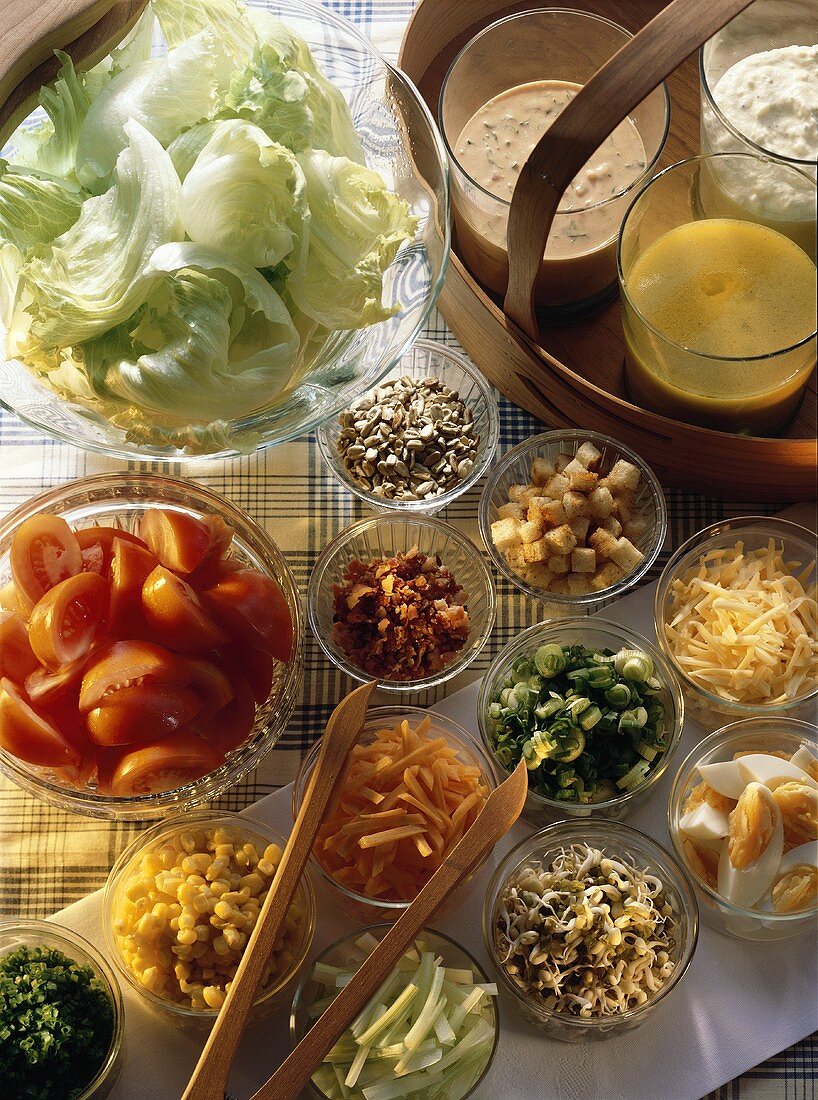 Salatbuffet : Schälchen mit Salat & Gemüse, Dressings u.a.