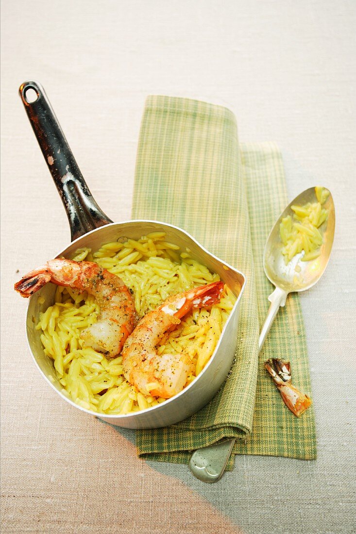 Pastasotto with saffron and prawns