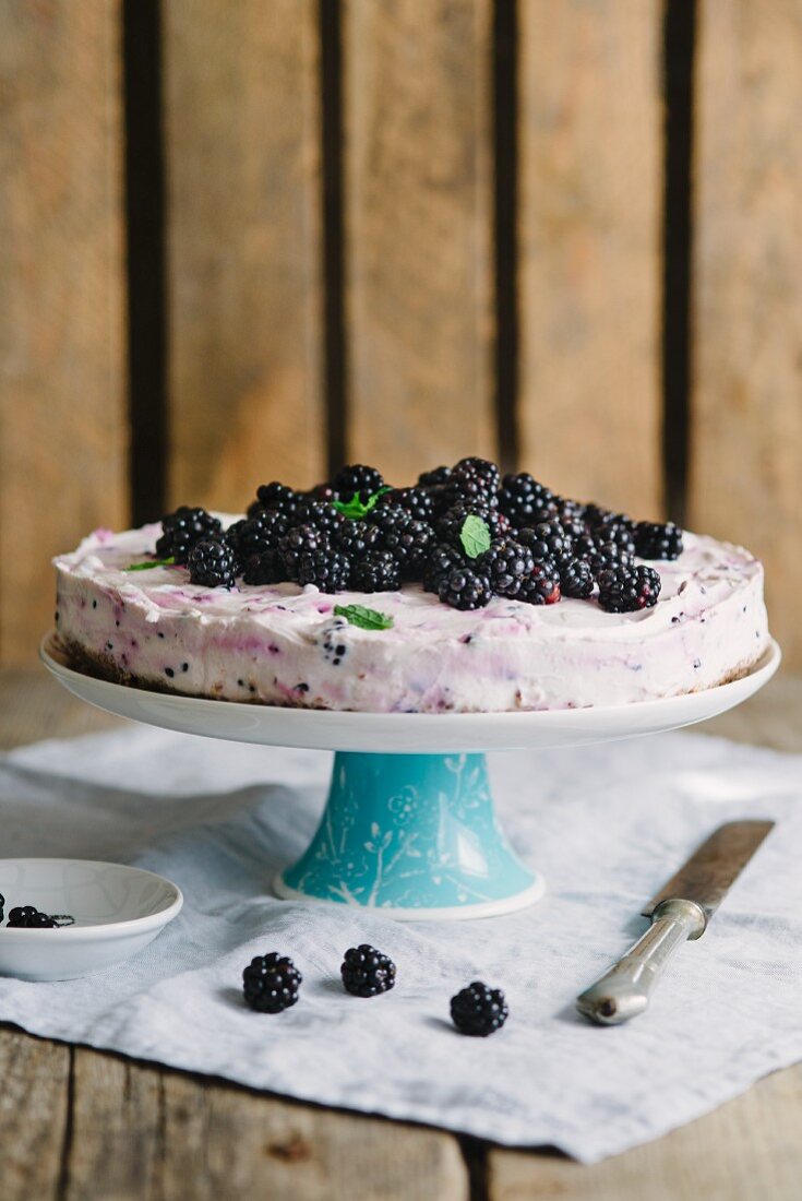 Blackberry and quark cake with fresh blackberries