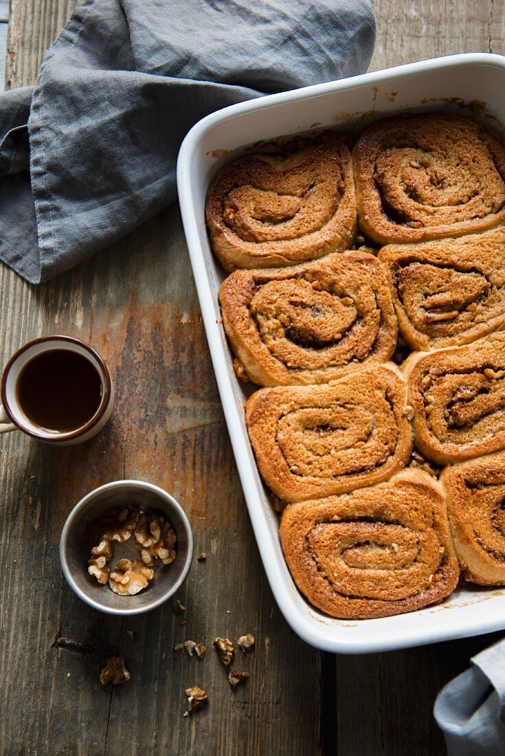 Zimtschnecken mit Nüssen in einer Backform