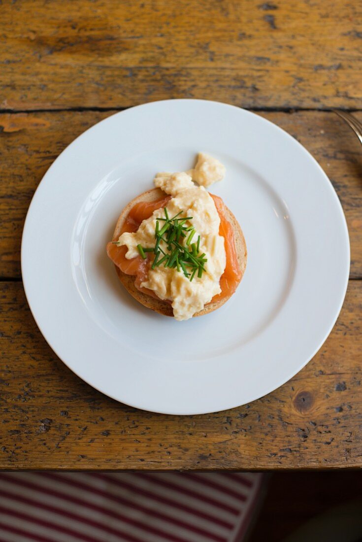 Bagel mit Lachs, Rührei und Schnittlauch