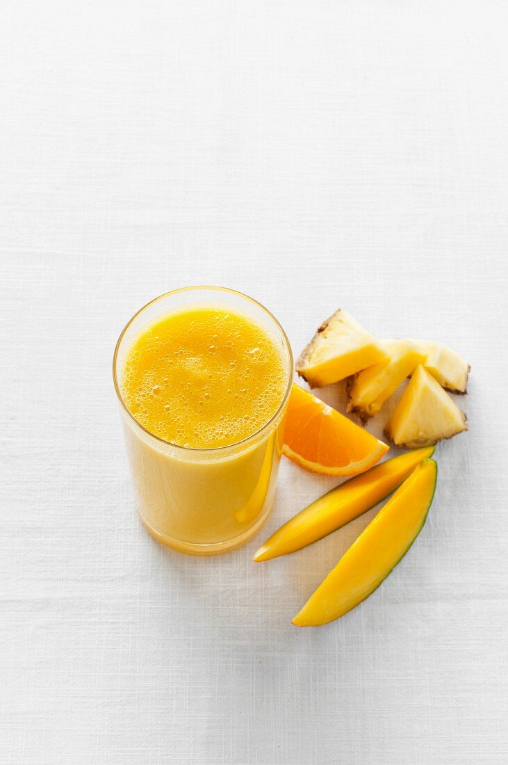 Smoothie mit Ananas, Orange und Mango