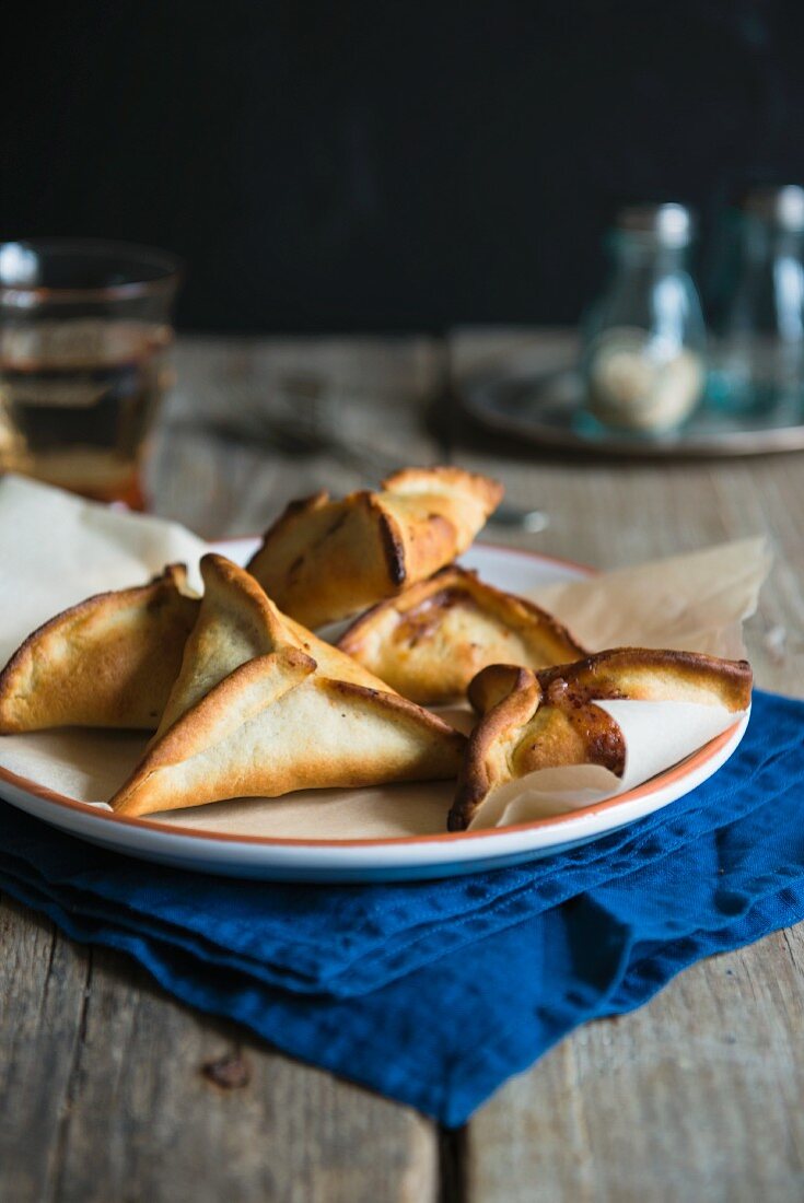 Small Lebanese pastry parcels