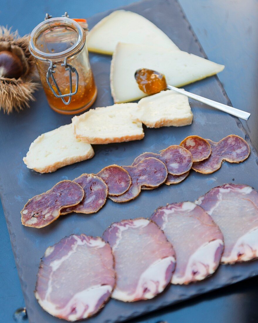 Verschiedene Wurst- und Käsescheiben mit Marmelade