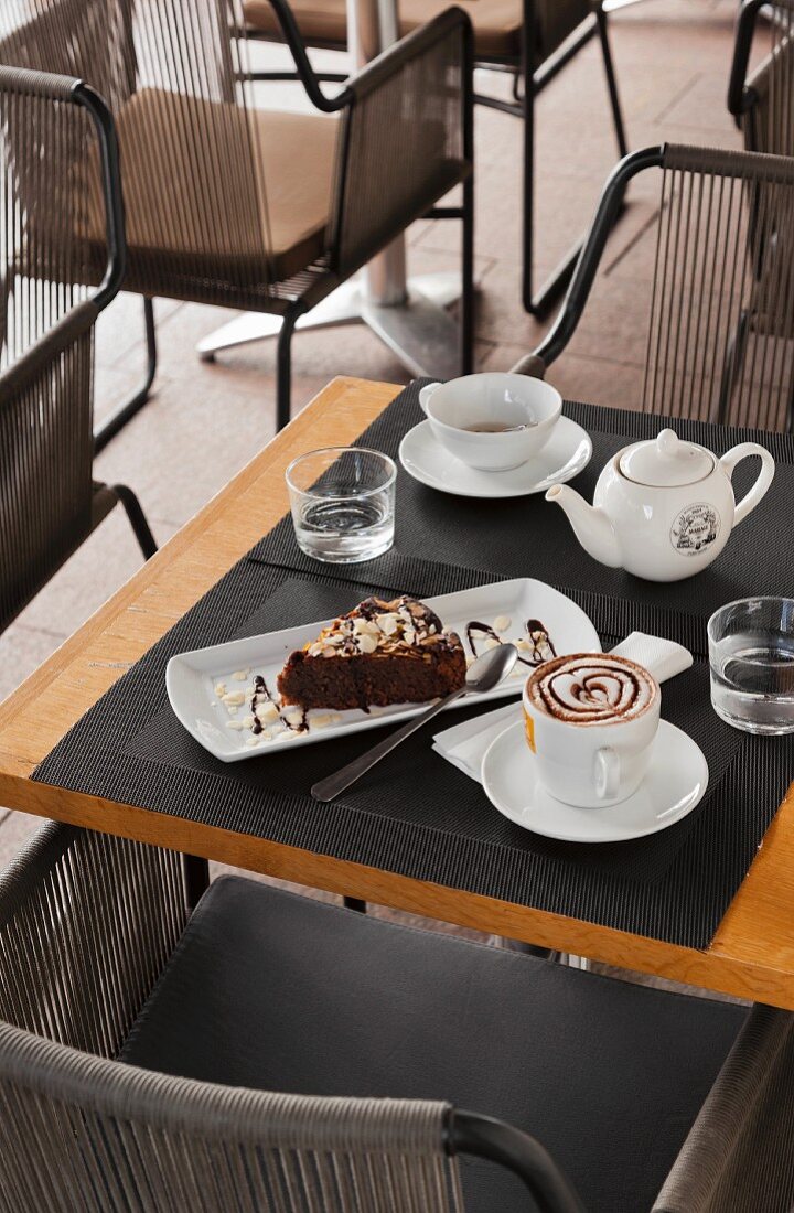 Cappuccino und Mandelkuchen im Café