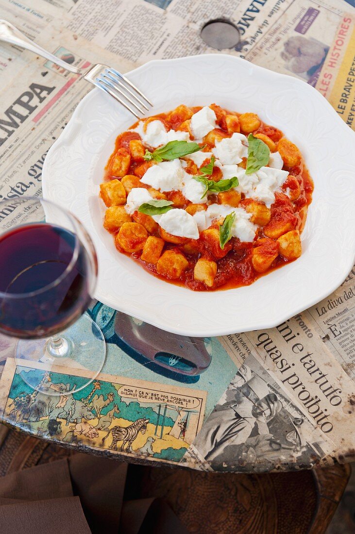 Gnocchi mit Tomaten, Mozzarella und Basilikum (Italien)