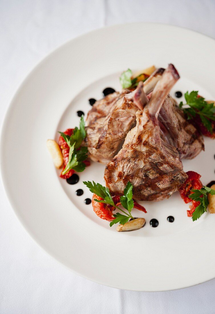 Lamb chops with vegetables, parsley and balsamic vinegar