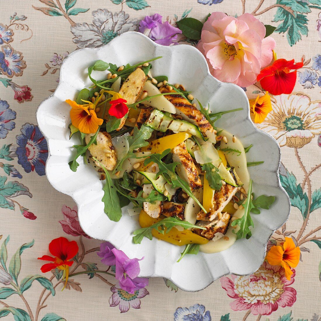 Sommerlicher Hähnchensalat mit Paprikaschoten, Rucola und Kapuzinerkresseblüten