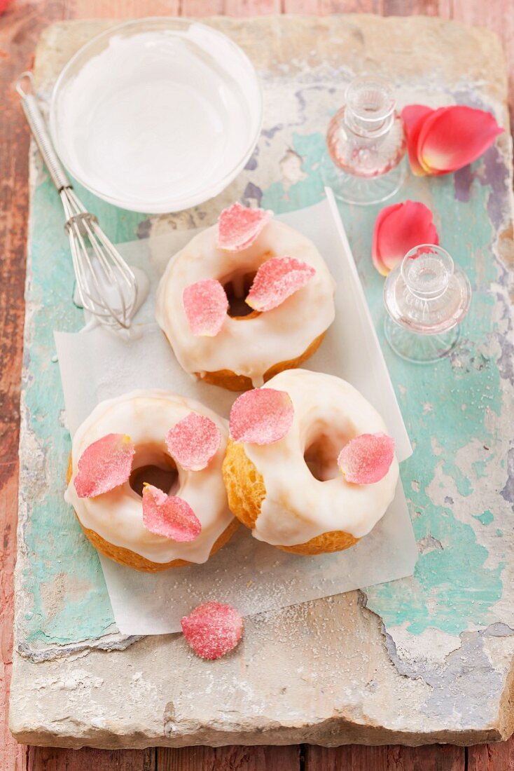 Donuts La vie en rose mit kandierten Rosenblüten