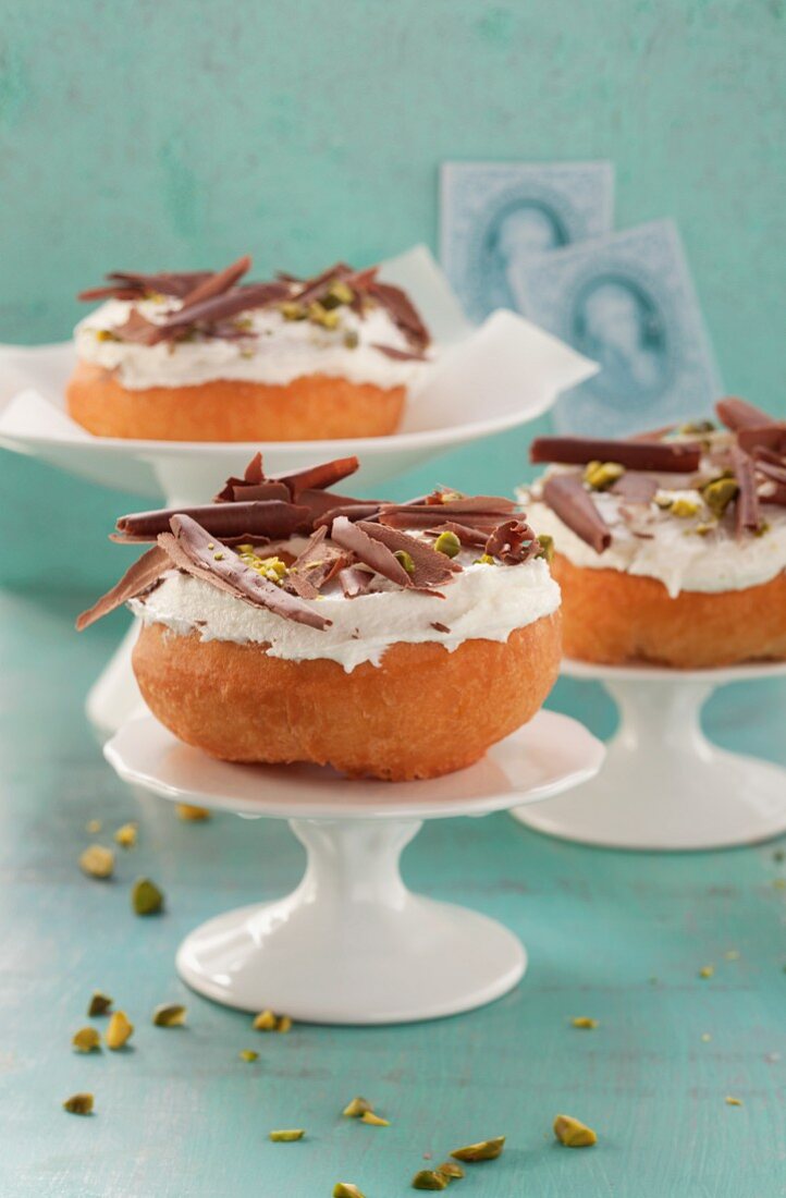 Doughnuts 'a la Mozart' with pistachios and marzipan