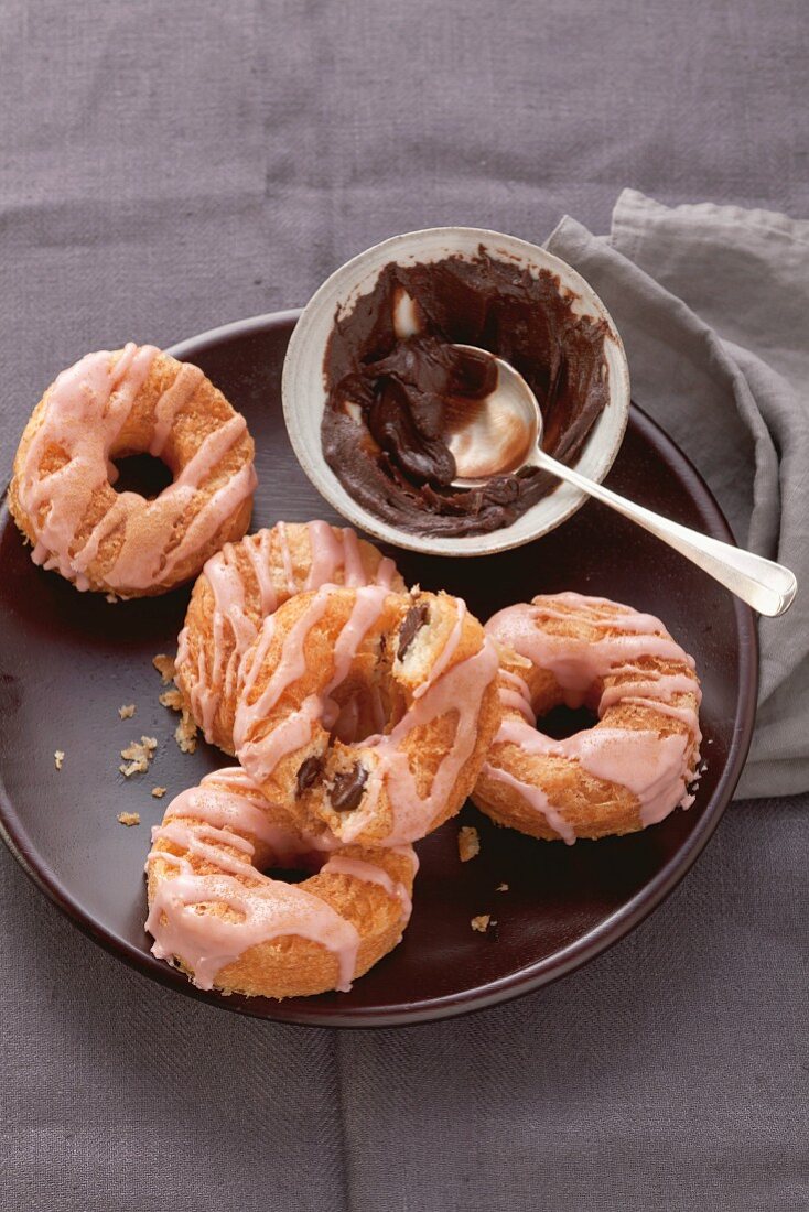 Rotwein-Donuts gefüllt mit Schokoladencreme