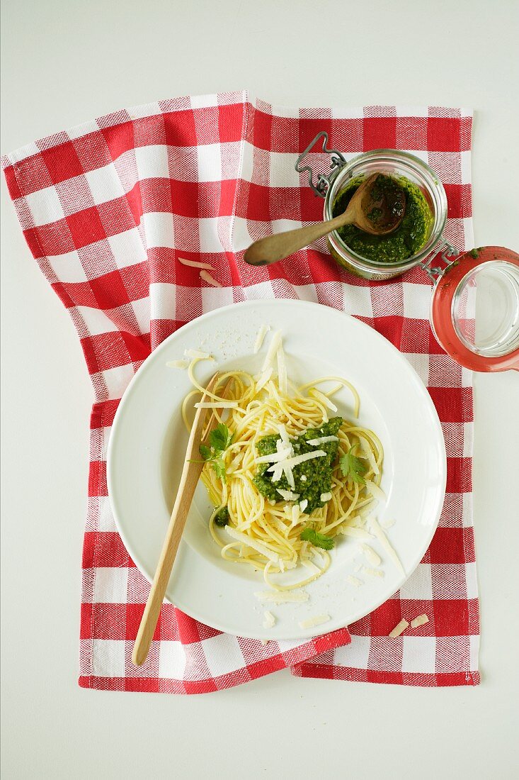 Nudeln mit asiatischem Pesto (Aufsicht)