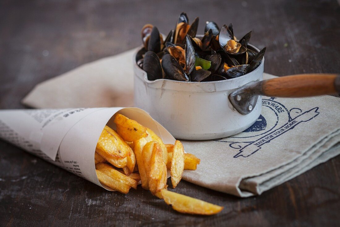 Gedämpfte Miesmuscheln und Pommes Frites