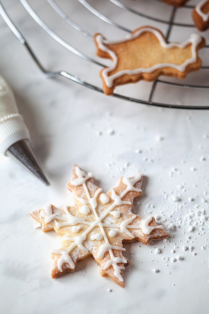 Star-shaped biscuits with glac