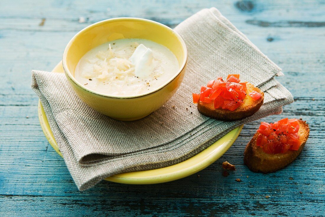 Sauerkrautsuppe mit Creme Fraiche und mit Burschetta serviert