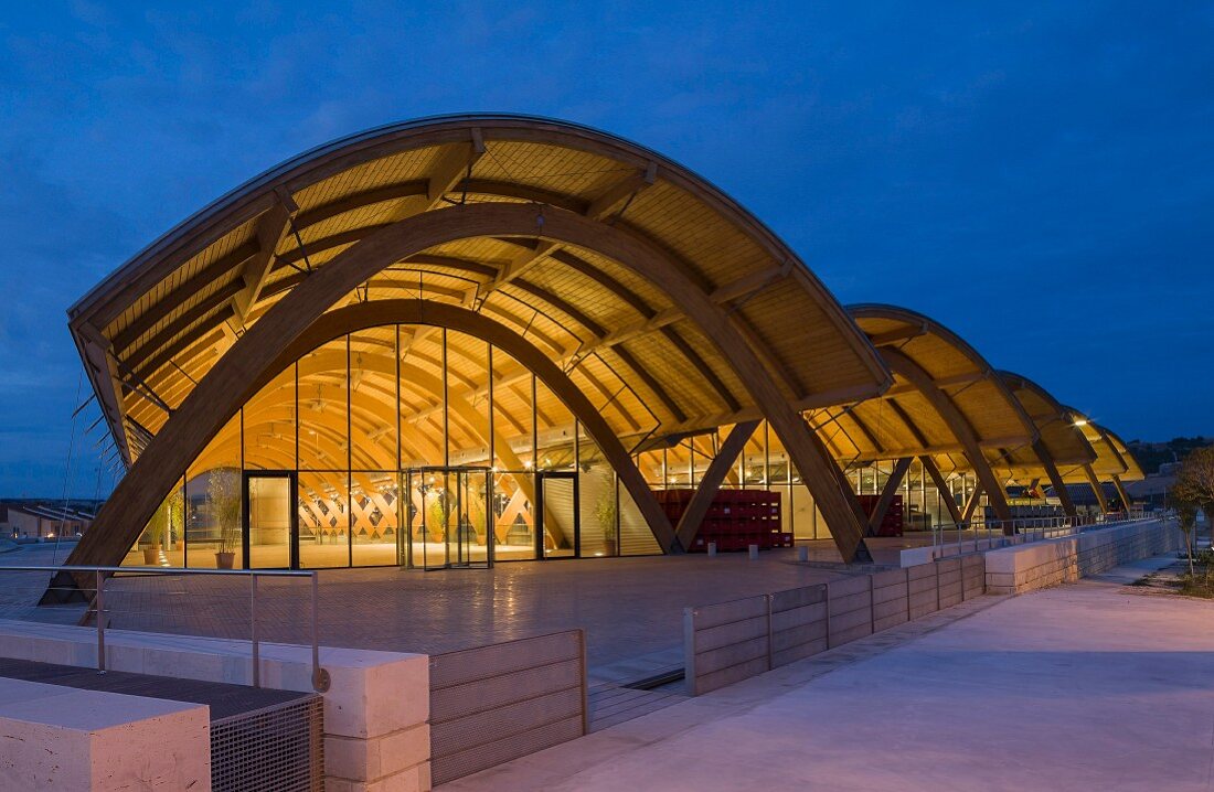 Bodegas Protos in der Dämmerung (Penafiel, Castilla y Leon, Spanien, im Weinbaugebiet Ribera del Duero)