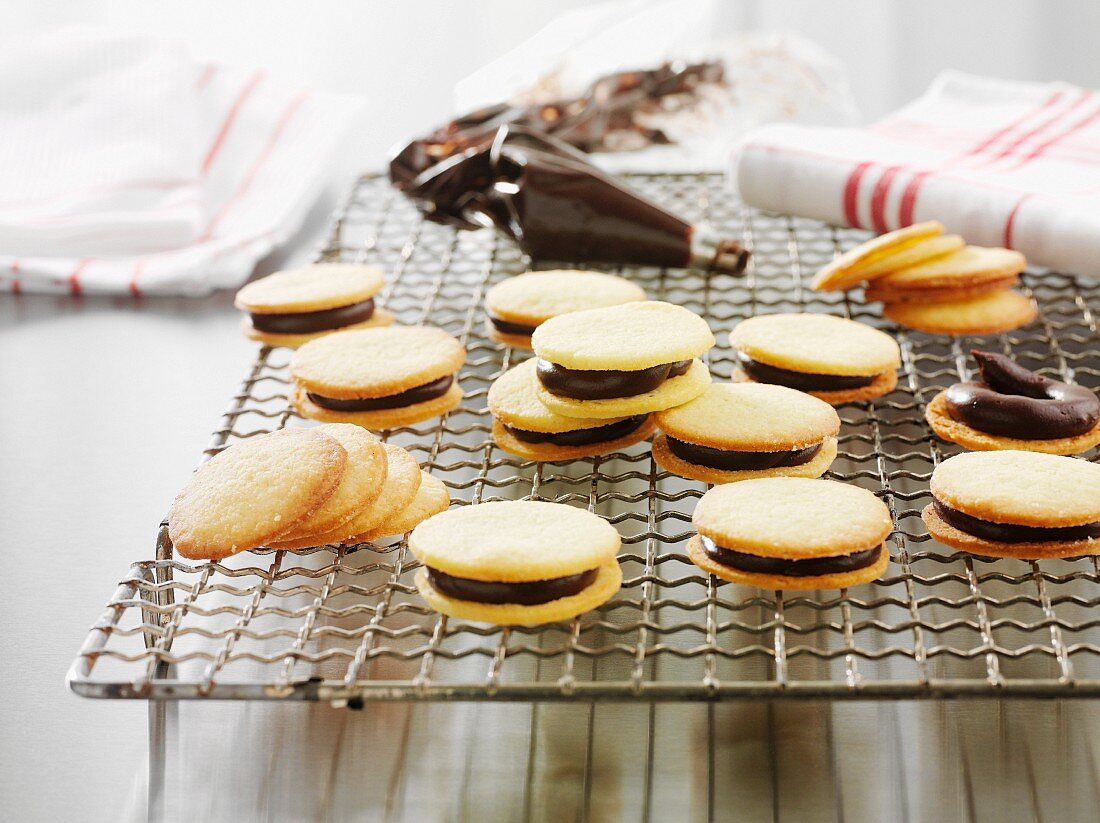 Sandwich Cookies mit Schokocremefüllung auf Kuchengitter