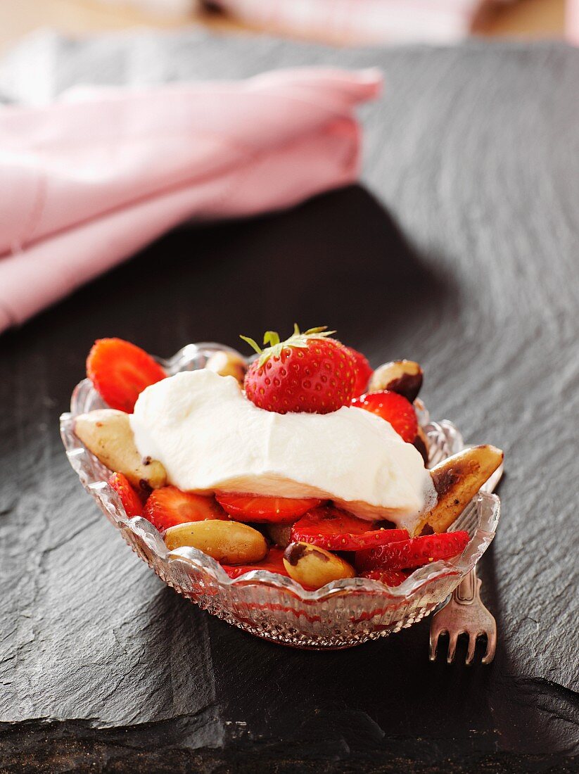 Strawberries with lime marinade, pecan nuts and cream