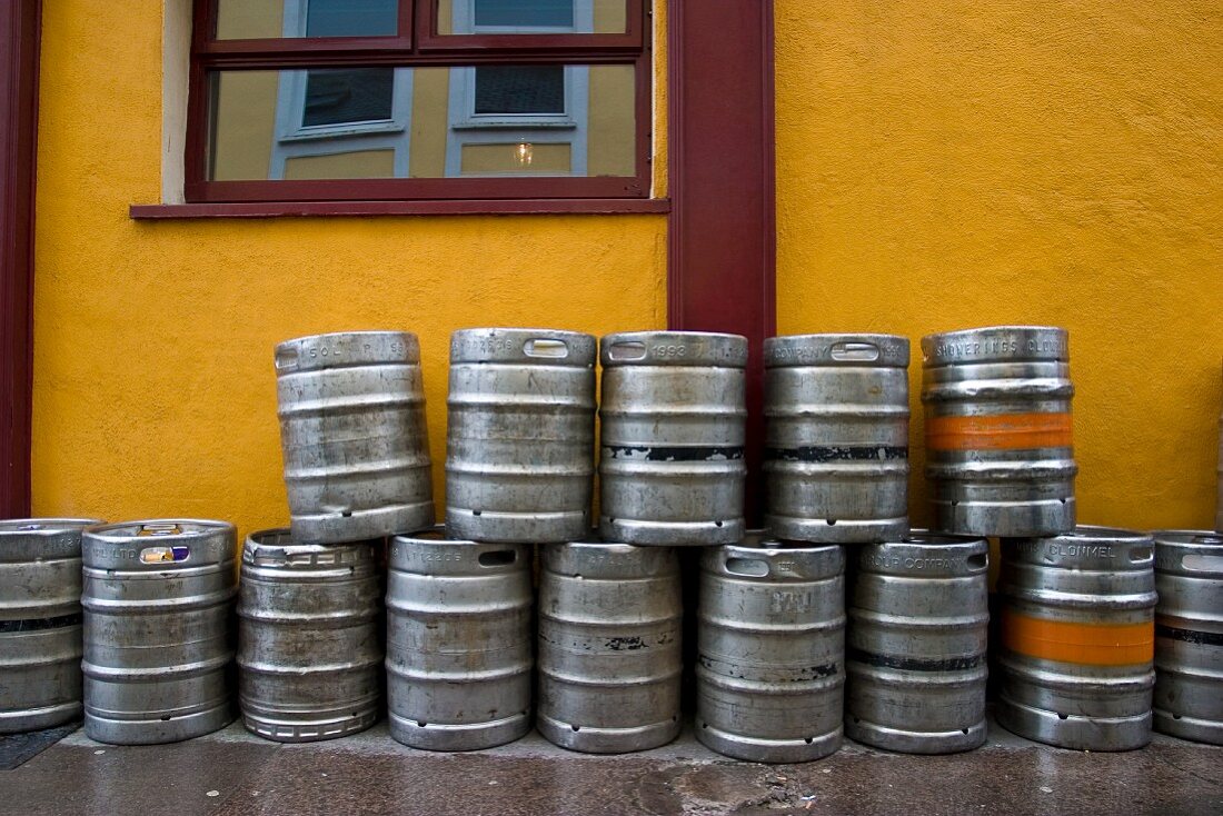 Leere Bierfässer vor Pub in Dublin (Irland)