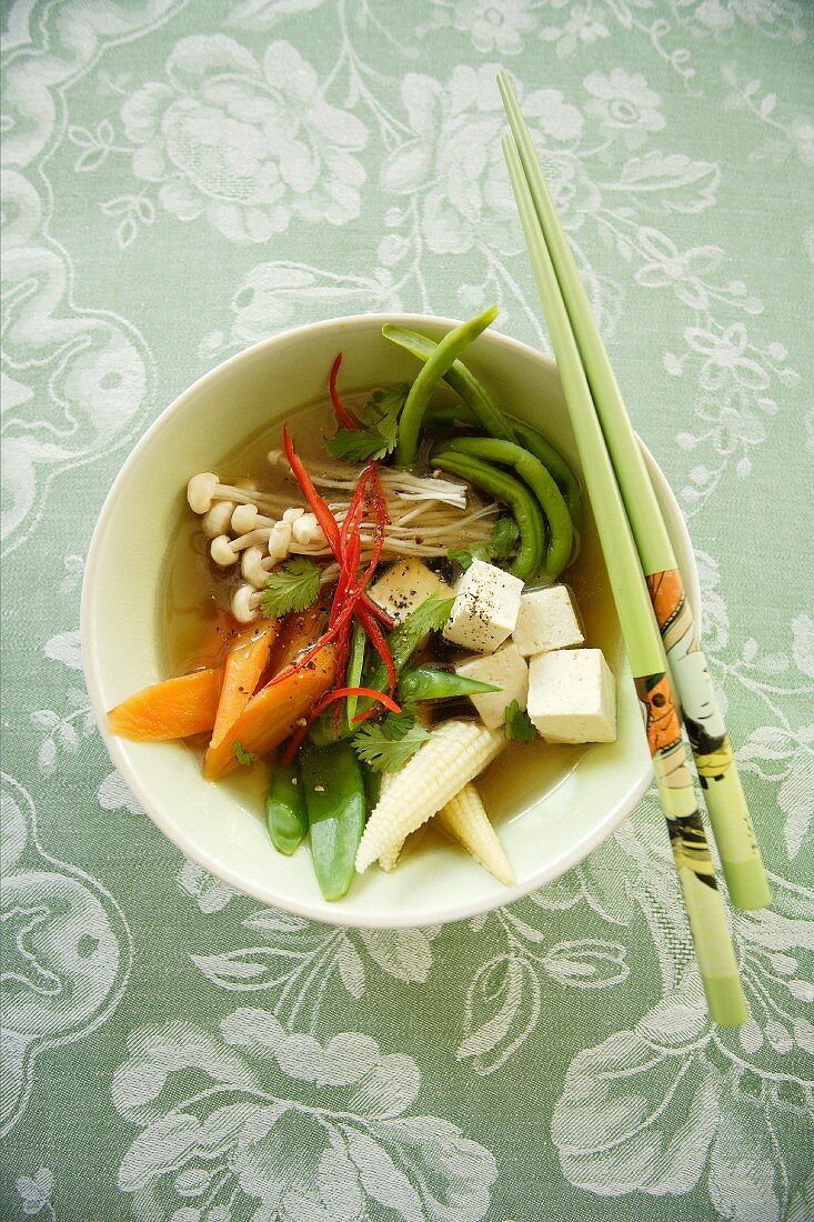 Asiatische Gemüsesuppe mit Tofu & Enokitake