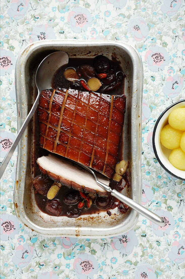 Asiatischser Schweinebraten mit Chili (Aufsicht)