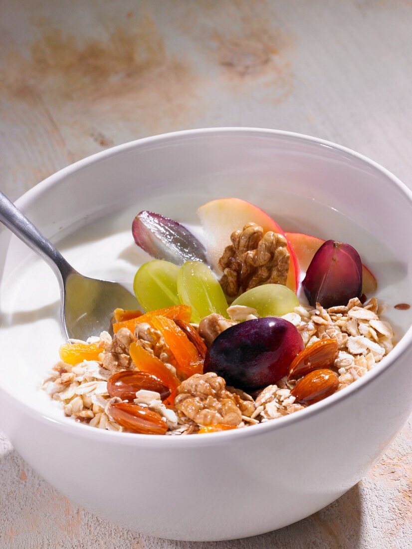 Muesli with grapes and nuts